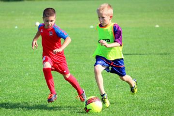 Bambini che giocano a calcio