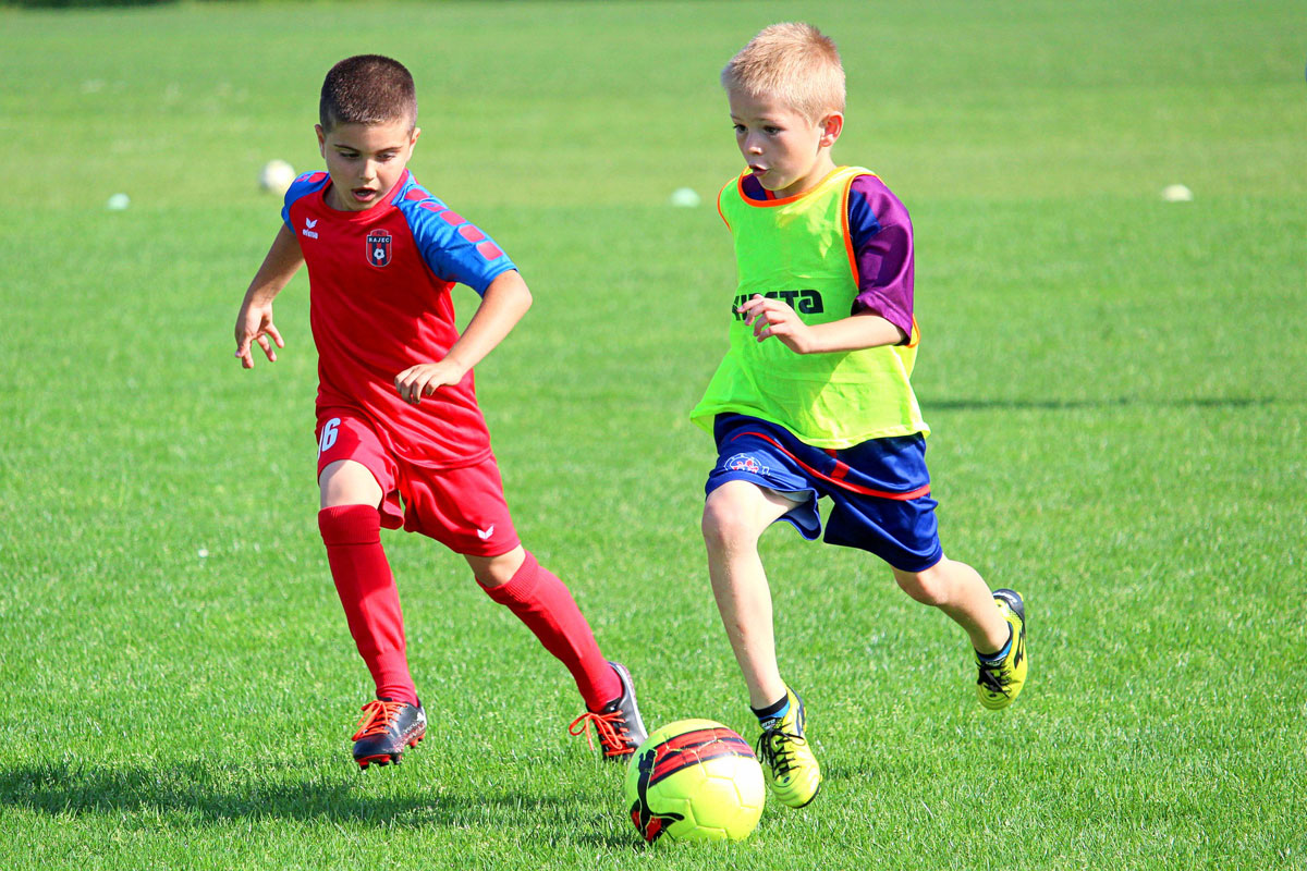 Bambini che giocano a calcio