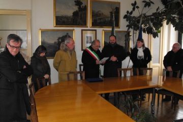 Don Andrea Massarotti ha fatto il suo ingresso nella nostra parrocchia il 4 gennaio 2009;<br>La cerimonia dell'insediamento iniziata alle 14.45 presso il municipio di Casalvolone da dove ci si è avviati verso la chiesa parrocchiale.Sosteniamo don Andrea nella missione che lo attende nella nostra comunità